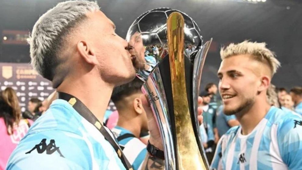Enzo Copetti no se olvidó de Racing y tuvo un cruce picante con un hincha de Boca: el video