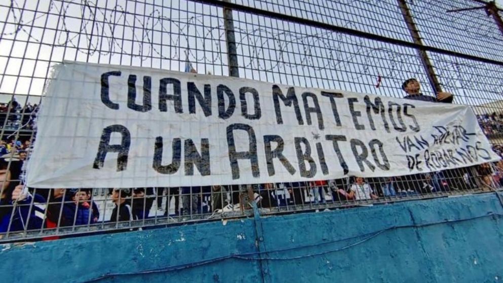 ¡Alerta entre los árbitros!: apareció en Quilmes una bandera con una fuerte amenaza