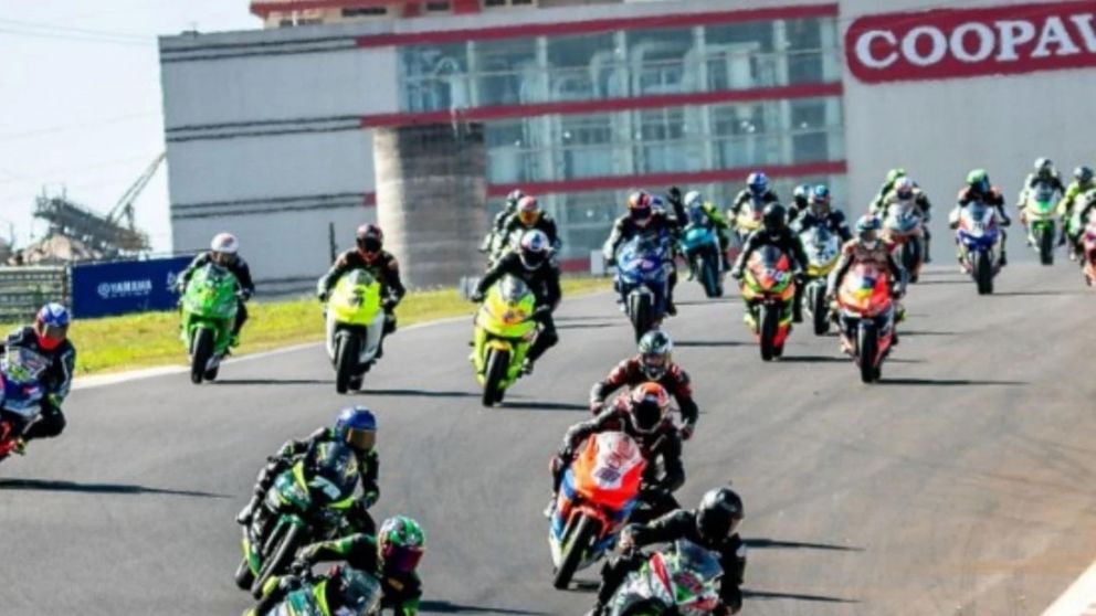 Escalofriante accidente en el motociclismo de Brasil: se lo llevaron puesto, voló por el aire y murió