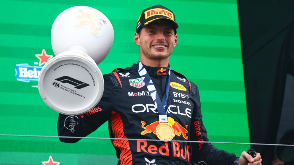 Verstappen se luce bajo la lluvia en el GP de Países Bajos y recibe felicitaciones de la reina Máxima