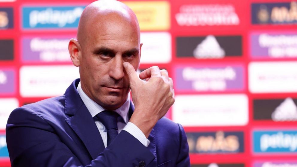 La FIFA suspende provisionalmente a Luis Rubiales tras el beso no consentido a Jenni Hermoso