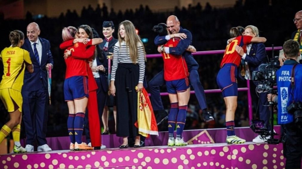 La RFEF desacredita de forma cobarde a Jenni Hermoso con una serie de fotos, protege a Luis Rubiales y la amenaza con iniciarle acciones legales
