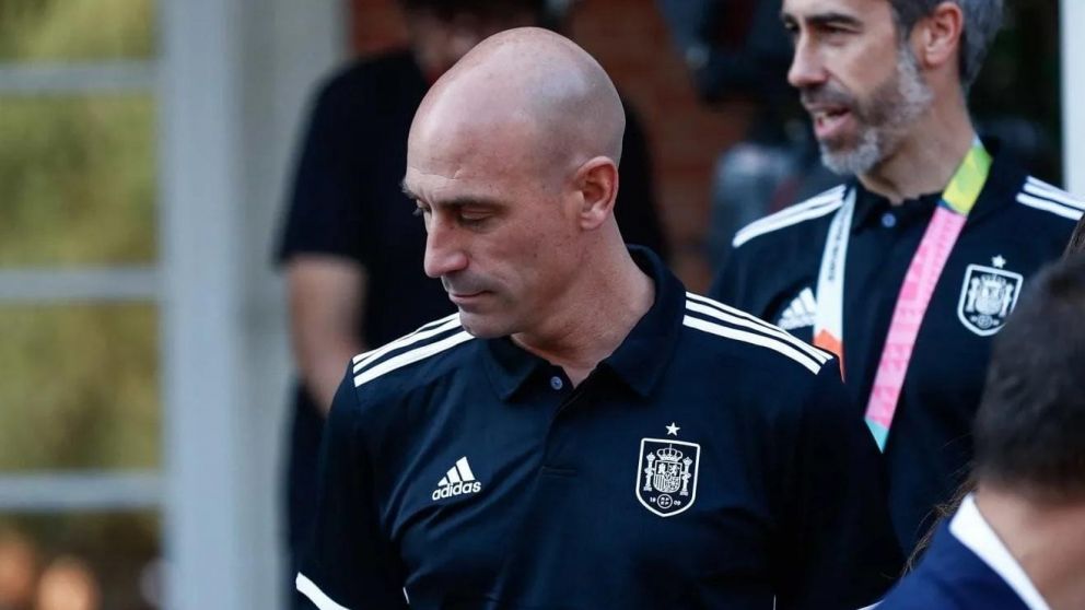 Luis Rubiales no renunció a la Federación Española tras el polémico beso y redobló la apuesta