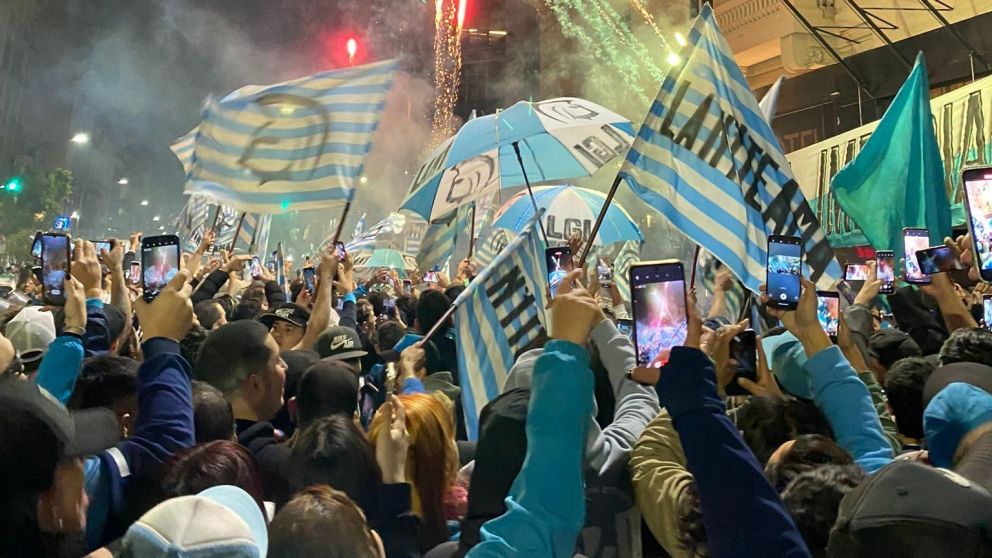 El tremendo banderazo de los hinchas de Racing en la previa del partido ante Boca