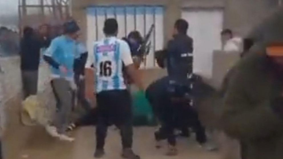 Batalla campal en un partido de la Liga de Bahía Blanca: hinchas y policías heridos
