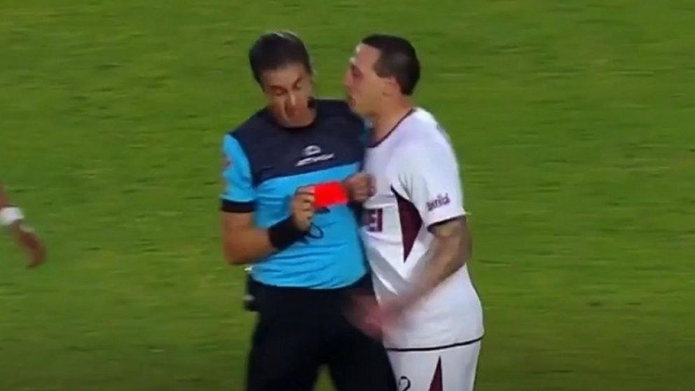 Cristian Lema fue sancionado por empujar al árbitro Pablo Echavarría: ¿podrá jugar la Copa de la Liga?