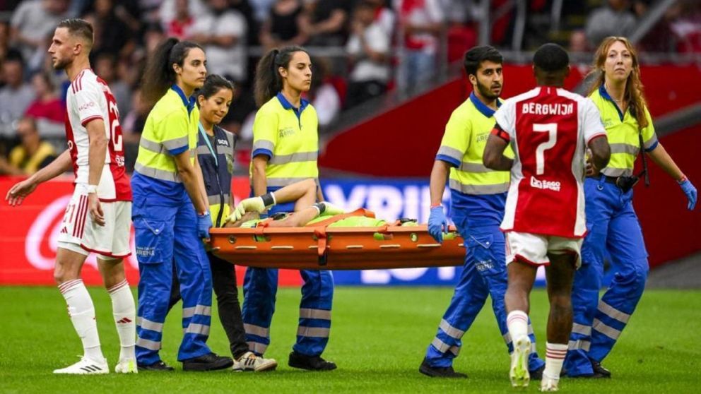 Rulli se lesionó en Ajax, salió en camilla y prendió las alarmas de la Selección Argentina
