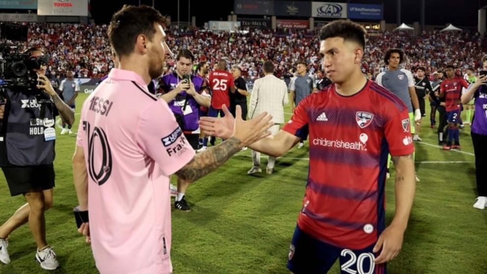 Alan Velasco cambió camisetas con Messi pero un tatuaje lo dejó expuesto y se hizo viral en las redes