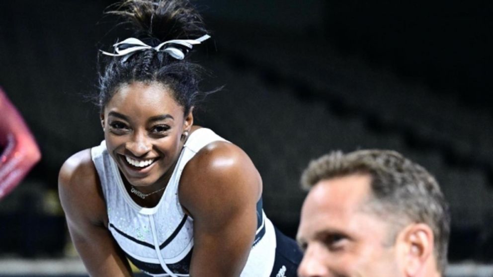 Simone Biles gana un torneo de gimnasia tras dos años de inactividad