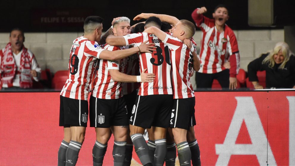 Estudiantes goleó a Goiás por la ida de los octavos de final y puso un pie en la próxima ronda