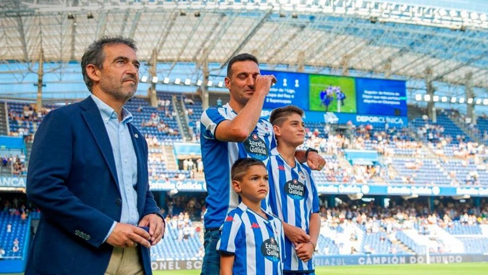 Lionel Scaloni volvió a La Coruña y se emocionó ante sus hijos por la ovación de los hinchas