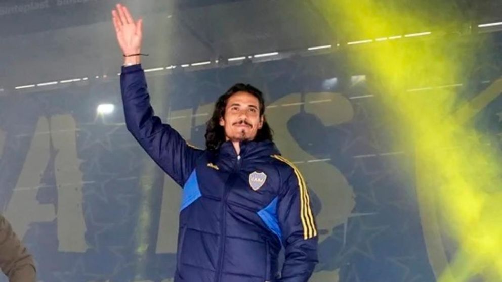 Edinson Cavani fue presentado en Boca y La Bombonera lo recibió con mucha gente en las tribunas