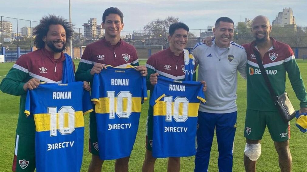 Riquelme visitó al plantel de Fluminense: charla, selfies y el regalo de camisetas de Boca