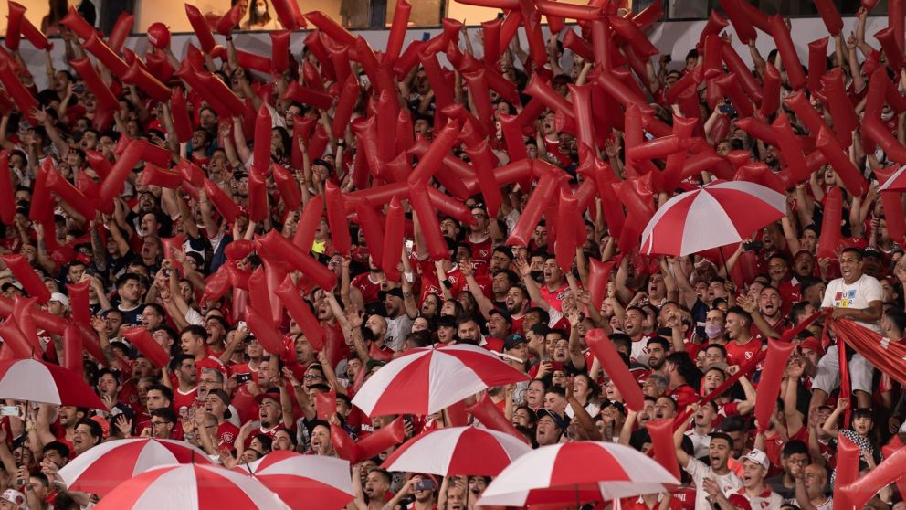 �Independiente en llamas!: Los hinchas se convocan al play�n del estadio luego del partido ante Boca