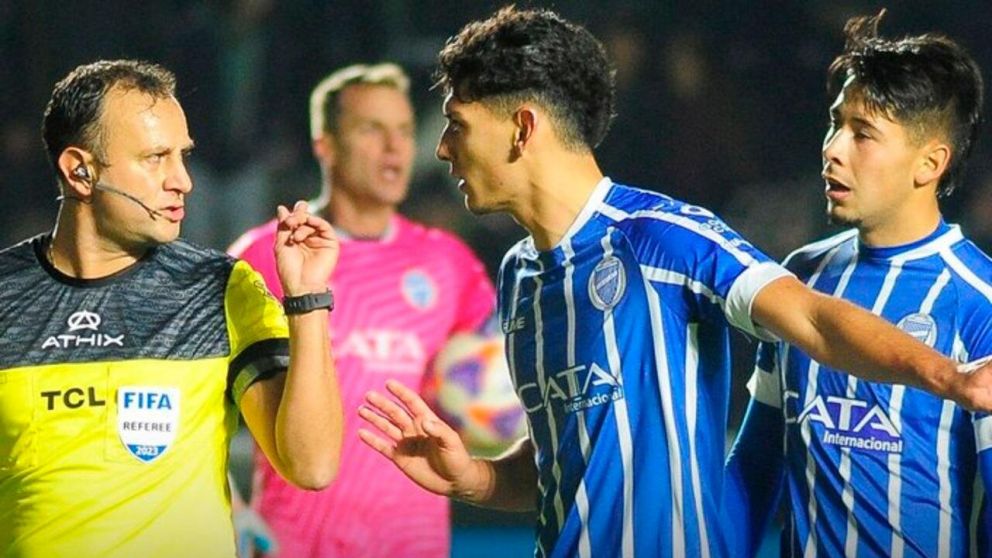 ¡Insólito!: Godoy Cruz emitió un comunicado en el que se desligó de sus jugadores en la disputa contra los árbitros