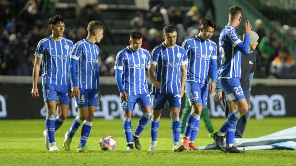 Los jugadores de Godoy Cruz se hartaron de los árbitros y explotaron contra Darío Herrera
