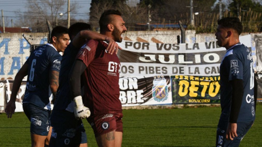 Bruno Centeno es una garantía en el arco de San Martín de Burzaco (Ventura/Crónica).
