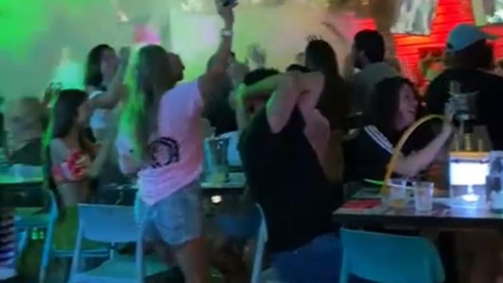 Así se festejó el gol de la victoria de Messi en un bar de Miami lleno de argentinos