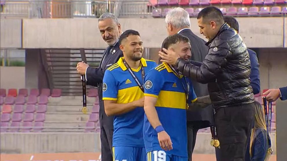 Riquelme en la consagración de los pibes sub 20 de Boca: emoción, aplausos y entrega de medallas