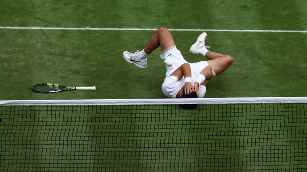 Carlos Alcaraz venció a Novak Djokovic e hizo historia en Wimbledon