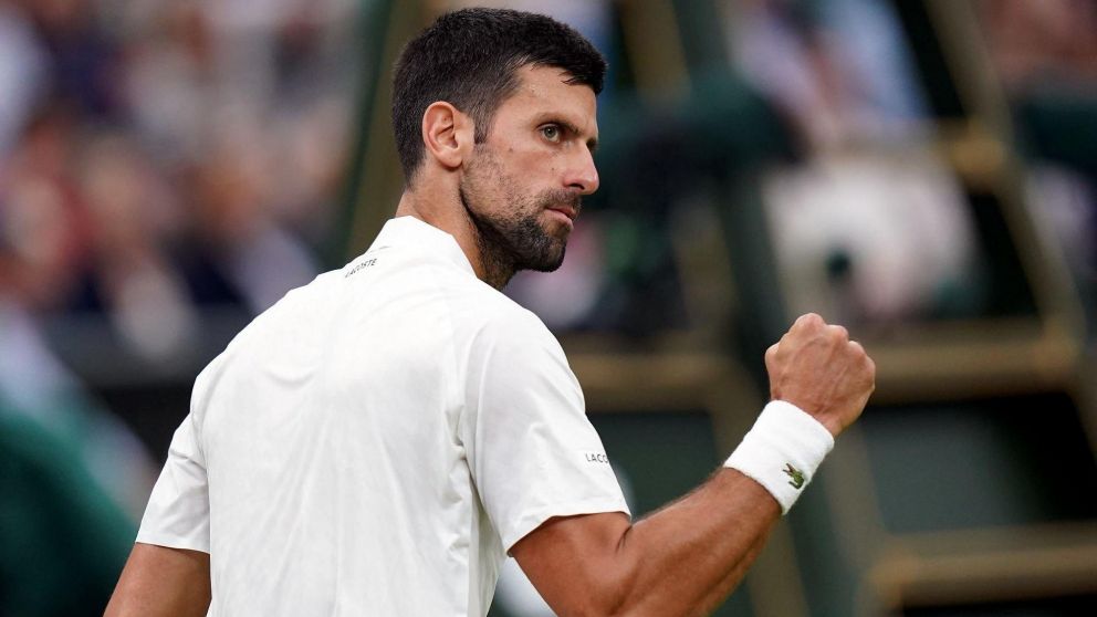 Novak Djokovic le ganó a Jannik Sinner y jugará su novena final de Wimbledon
