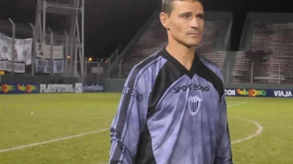Martín Ríos es el "Buffon" de Deportivo Merlo.