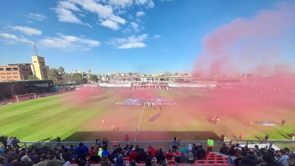 Los hinchas de Barracas Central le mandaron un llamativo mensaje a Gimnasia LP en el partido con Argentinos