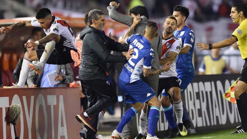 Ricardo Centurión cayó en el medio de la pelea entre Enzo Pérez y Batalla y fue tendencia en las redes sociales