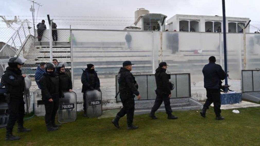 ¡Ascenso en llamas!: un árbitro acusó ser agredido en Guillermo Brown de Puerto Madryn-Defensores y suspendió el partido