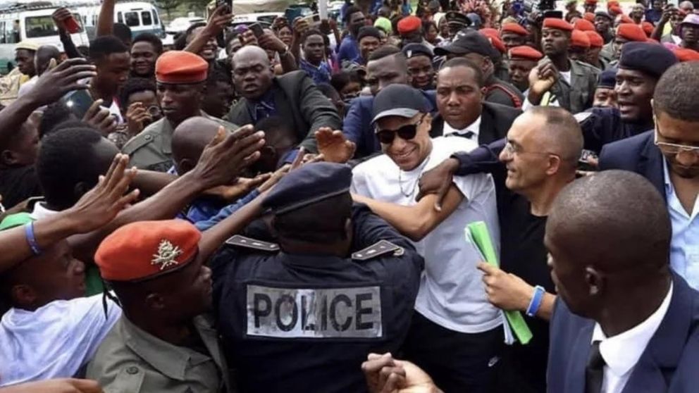 Mbappé visita Camerún mientras se mantiene la tensión con el PSG por su pase