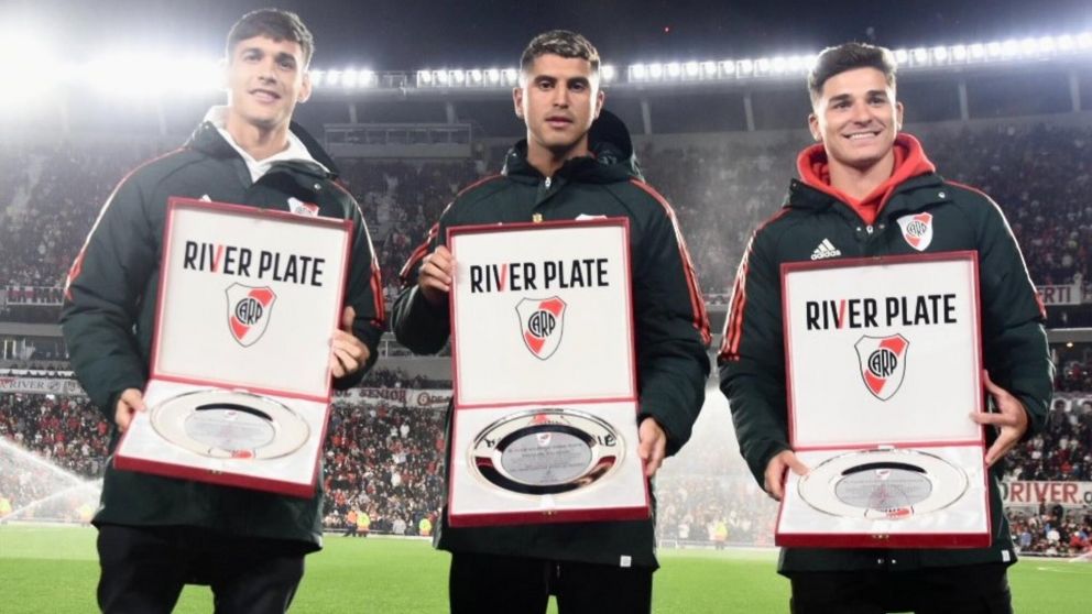 Julián Álvarez, Exequiel Palacios, Martínez Quarta y Aimar visitaron el Monumental para ver a River