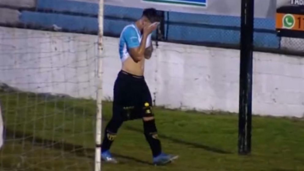 ¡Insólito!: expulsaron a un jugador de Argentino de Merlo por orinar en el campo de juego en pleno partido
