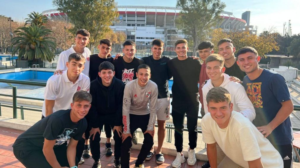 Julián Álvarez tuvo un emotivo gesto con los chicos de la pensión de River
