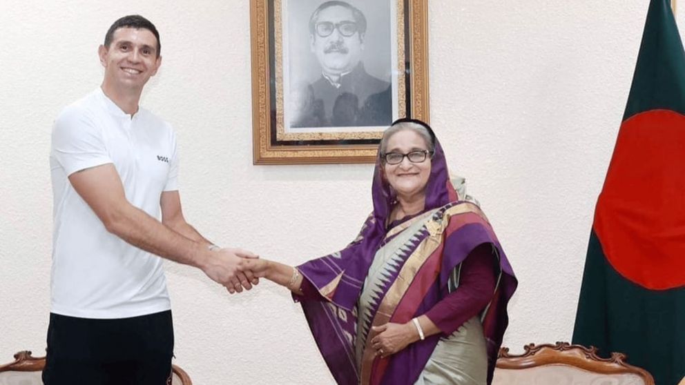 Dibu Martínez revolucionó Bangladesh en su visita como campeón con la Selección Argentina