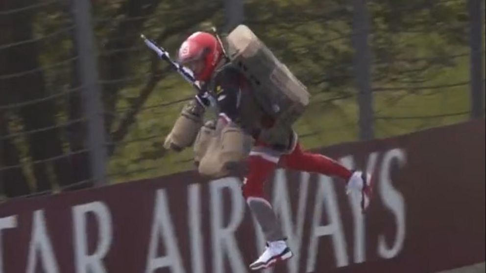 Locura en la Fórmula 1: un hombre entró “volando” al GP de Austria y terminó cayendo contra la pista