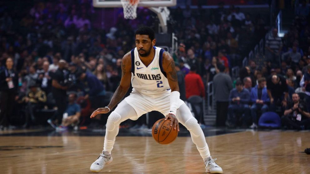 Irving coqueteó con varios equipos de la NBA, pero renovó con Dallas Mavericks por una suma impresionante