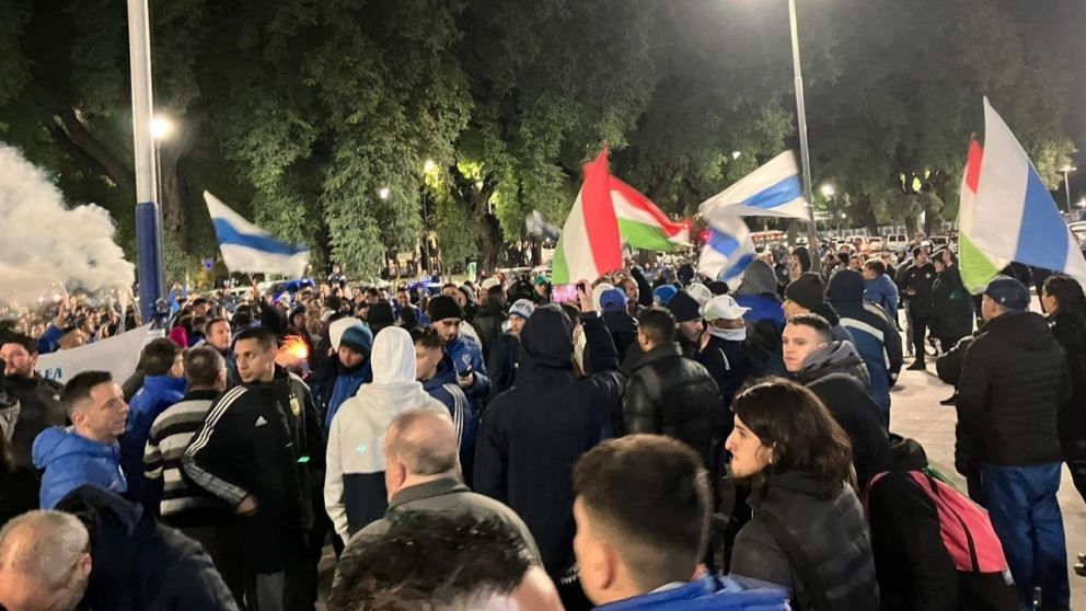 �V�lez en llamas!: nuevos pasacalles contra dirigentes y convocatoria antes del partido ante Arsenal