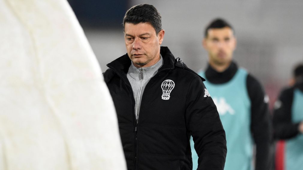 Battaglia renunció como DT de Huracán tras la eliminación de la Copa Sudamericana
