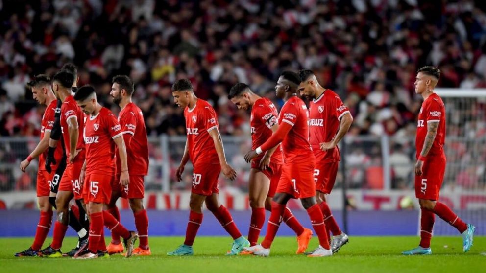 Independiente en crisis: la barra apretó a los jugadores tras la goleada en Santa Fe ante Unión