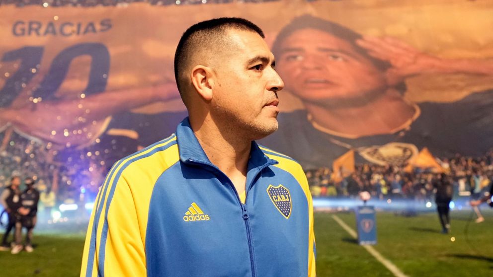 El emocionante gesto de Riquelme luego de su partido despedida: se puso la camiseta de Diego Maradona