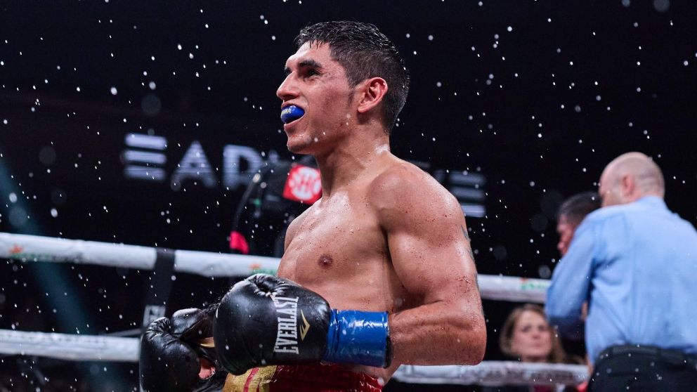 Fernando Martínez venció al filipino Jade Bornea por nocaut técnico en una atrapante pelea