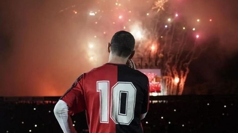 Maxi Rodr�guez tuvo su emotiva despedida del f�tbol con la presencia de Messi y un Coloso repleto