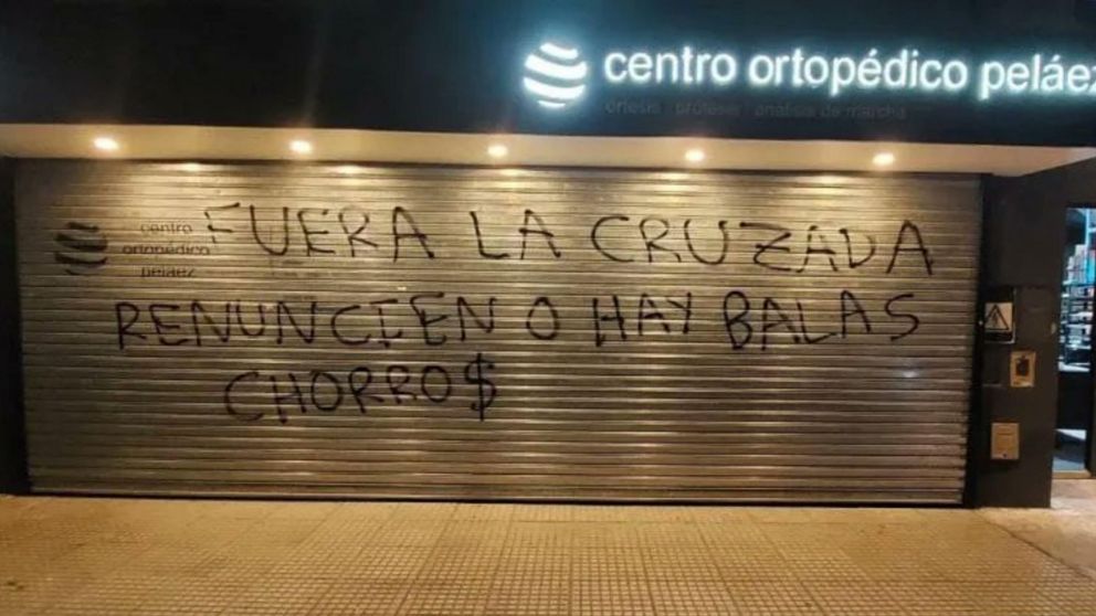 ¡Vélez es un escándalo!: Pintadas y fuertes amenazas contra el vicepresidente