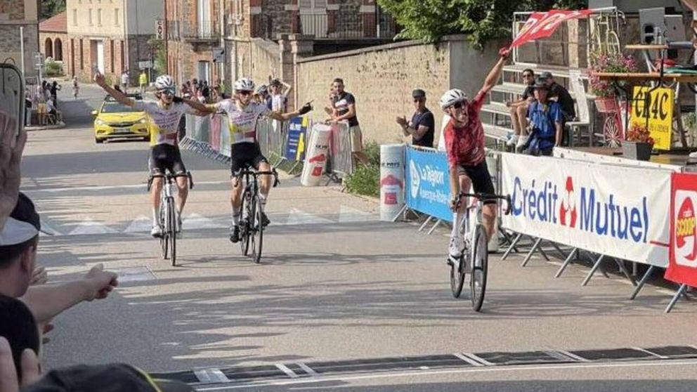 Ciclismo: Dos compañeros de equipo festejaron el final de una carrera antes de tiempo y...