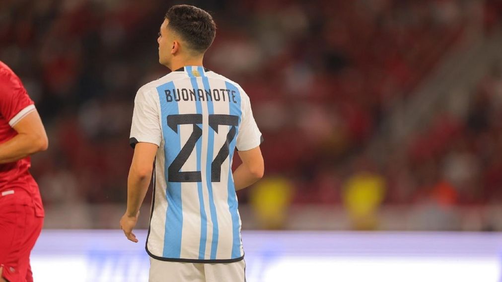 Buonanotte debutó en la Selección Argentina con 18 años y se sumó a un selecto grupo