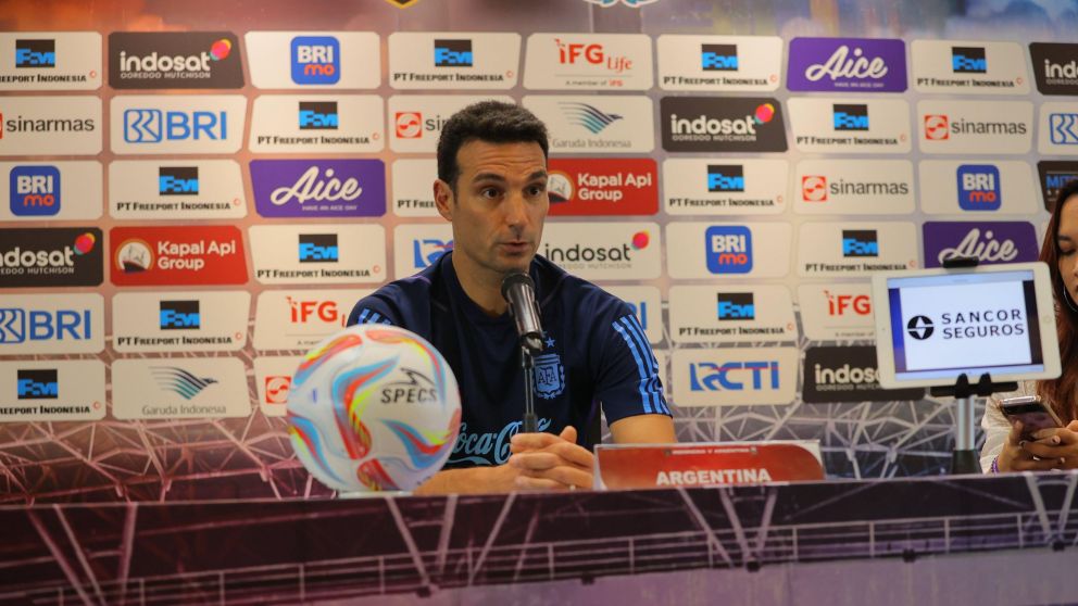 Scaloni prueba ante Indonesia: "No estarán Messi, Di María y Otamendi y habrá siete cambios"