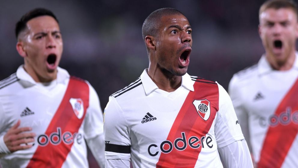 River se llevó puesto a Defensa y Justicia, se alejó de Talleres y se empieza a calzar el traje de camp...