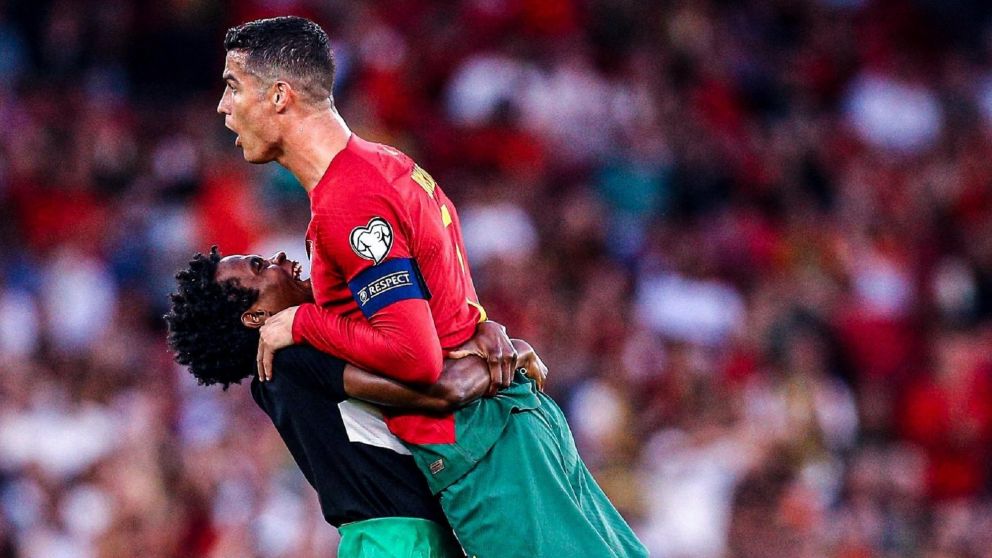 Imperdible: un hincha alzó a Cristiano Ronaldo en la victoria de Portugal ante Bosnia