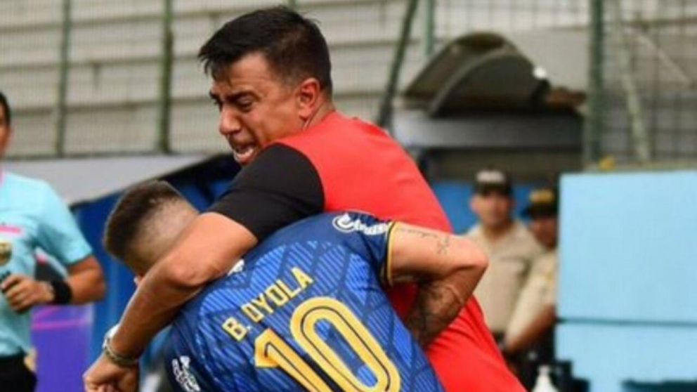 César Farías fue sancionado por la liga ecuatoriana y despedido del Aucas por la agresión a dos futbolistas argentinos