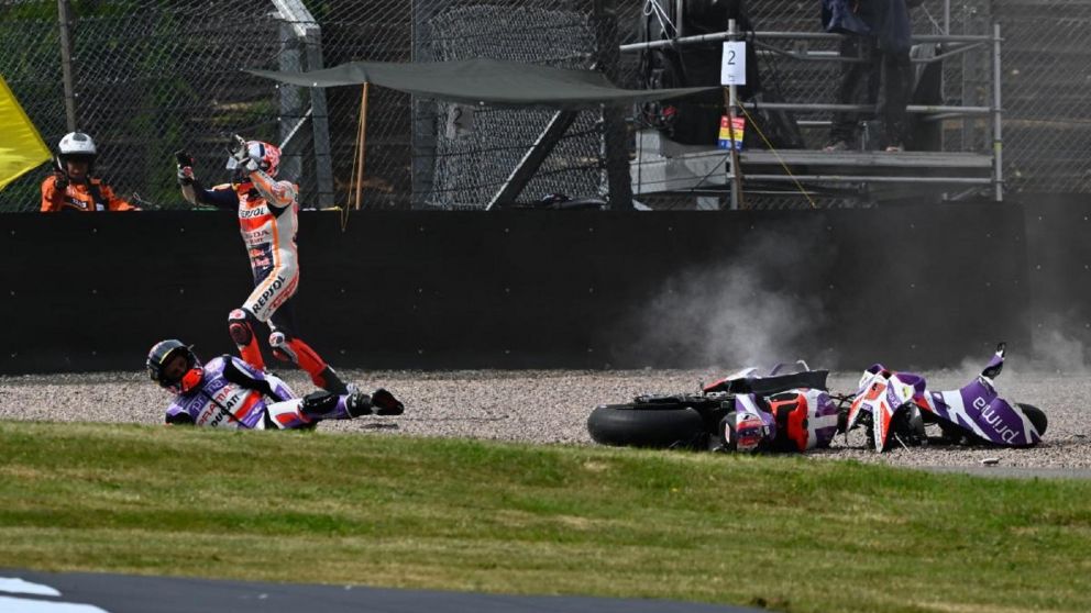 Milagro en MotoGP: Marc Márquez se cayó en Alemania y casi provoca una tragedia